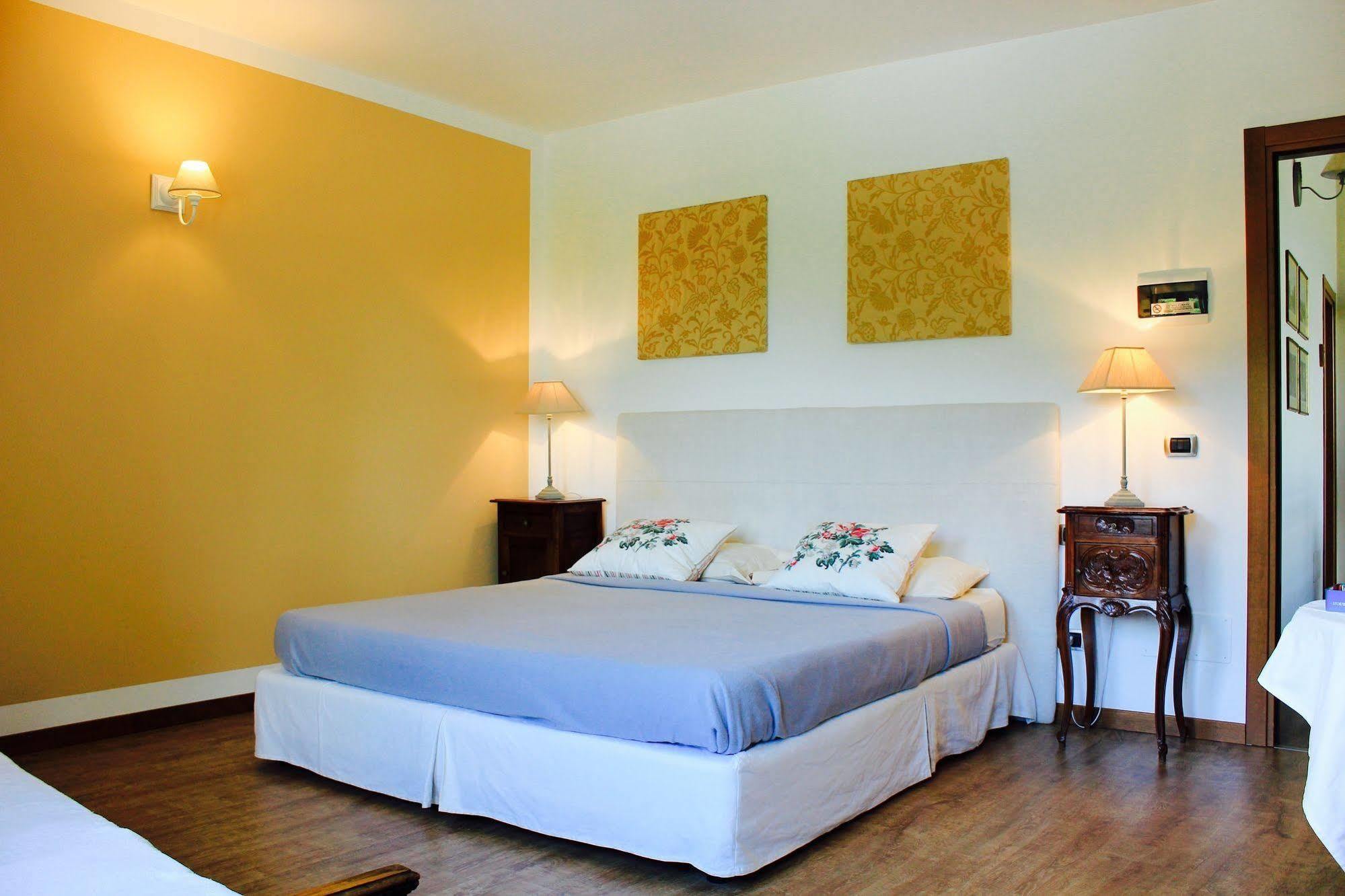 Cascina Castagneto Hotel CastellʼAlfero Buitenkant foto